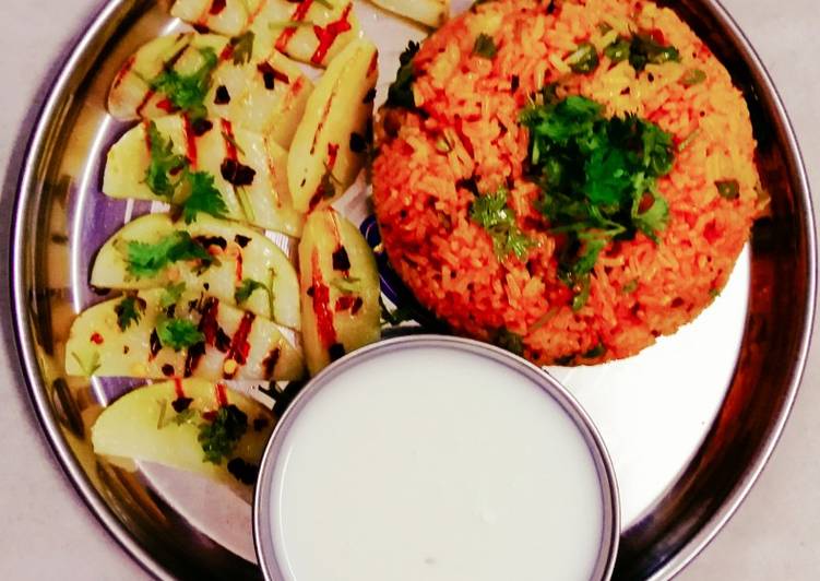 Red fried rice and potato weges