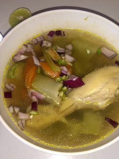 Una foto de Caldo de pollo con verduras 🍲😻