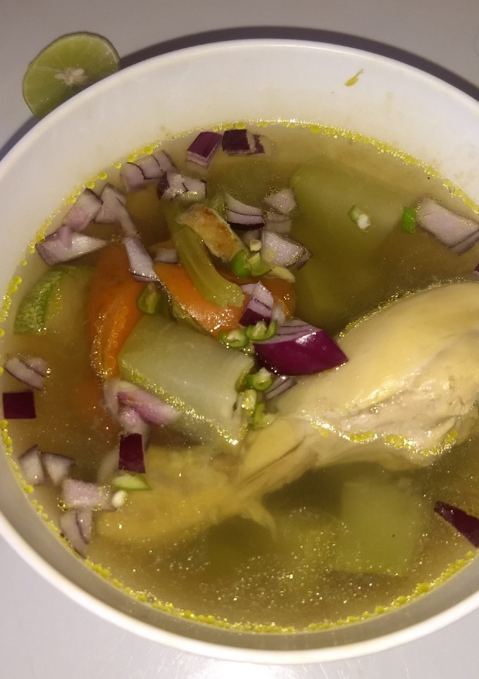 Una foto de Caldo de pollo con verduras 🍲😻