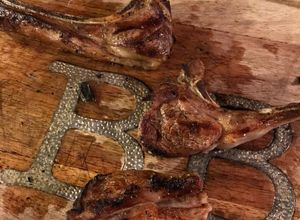 Una foto de Cordero asado a la parrilla