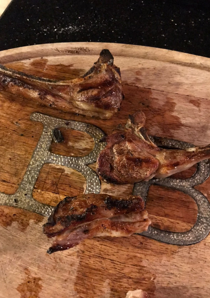 Una foto de Cordero asado a la parrilla