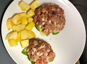 Una foto de Tartar de atún colorado con papas al horno