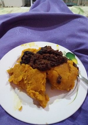 A picture of Onunu (Yam mixed with very Ripe Plantain with Fresh Fish Stew).