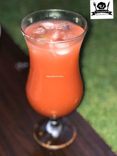 A picture of 3 fruits juice 🍹.