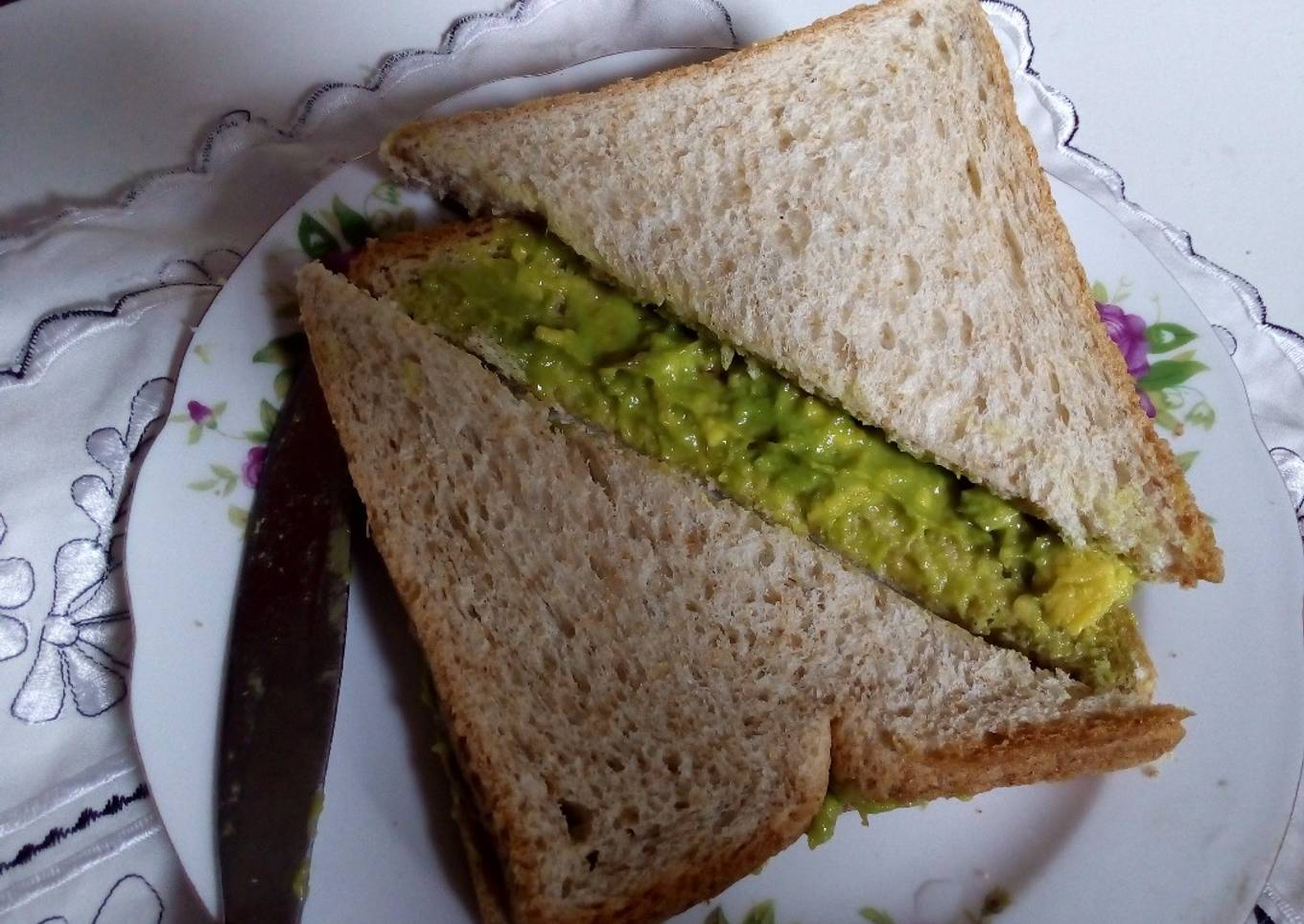 Roti Gandum dengan Mashed Avocado Jam