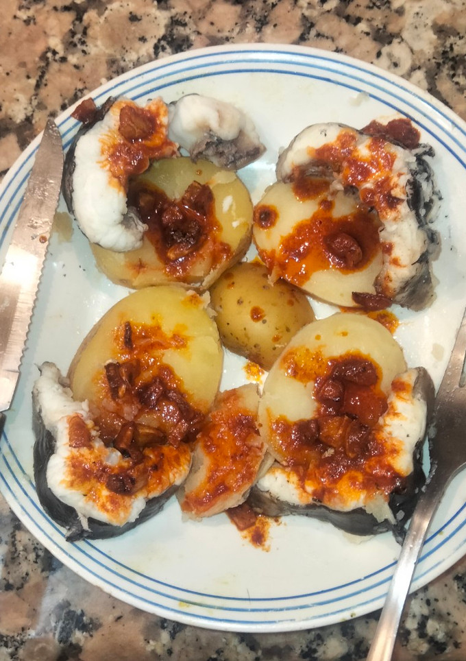 Una foto de Congrio con ajada y patatas
