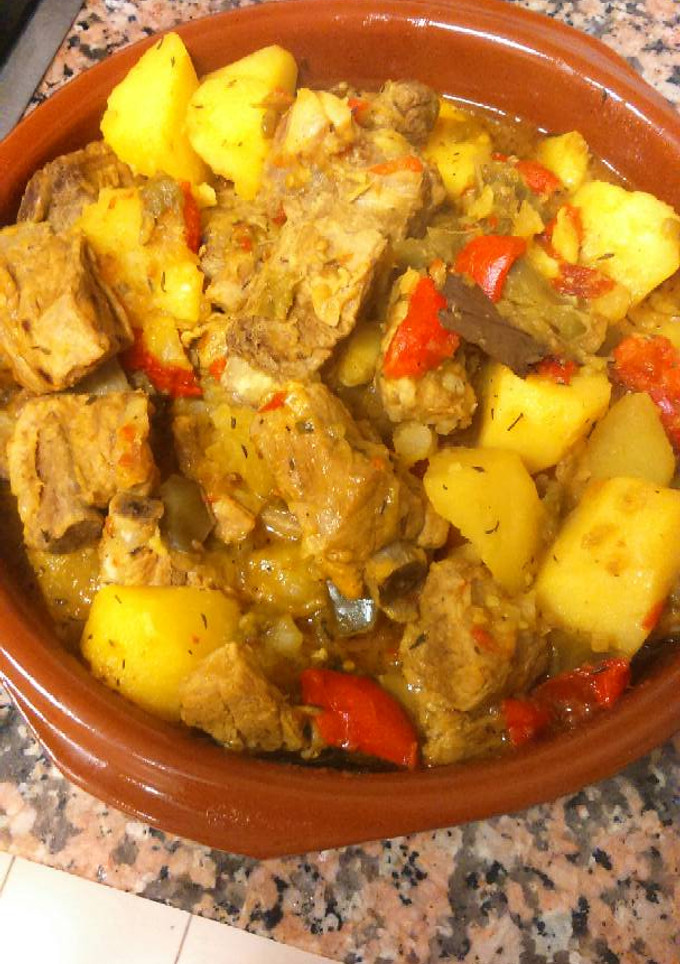 Una foto de Guiso de costillas de cerdo con patatas