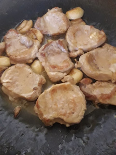 Una foto de Solomillo al ajillo con vino blanco