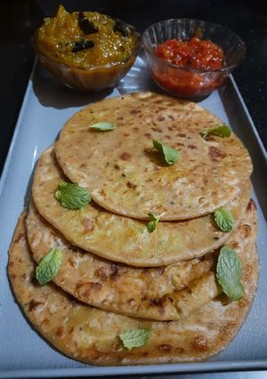 व्रत वाला आलू-गाजर का पराठा(vrat wala aloo gajar ka paratha recipe in hindi) रेसिपी मुख्य फोटो