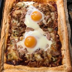 A picture of Puff pastry pizza.