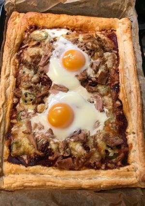 A picture of Puff pastry pizza.