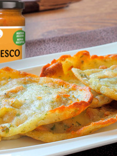 Una foto de Tortilla de Camarones con Salsa Romesco