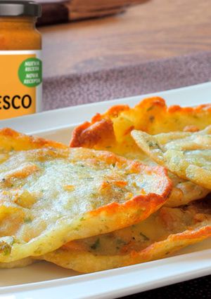 Una foto de Tortilla de Camarones con Salsa Romesco