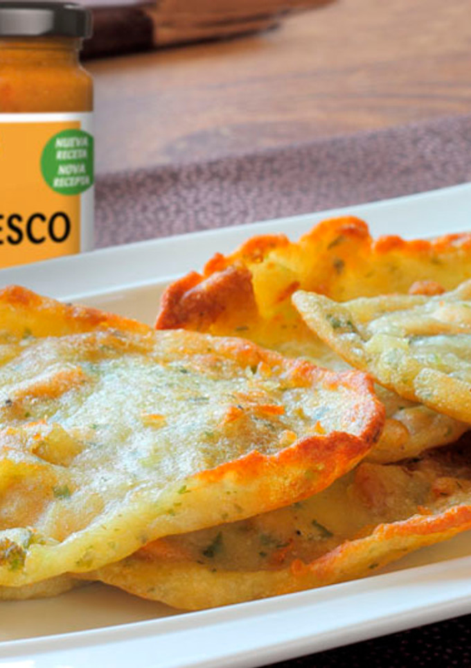 Una foto de Tortilla de Camarones con Salsa Romesco