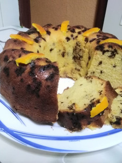 Una foto de Bizcocho con fideos de chocolate y naranja confitada!!