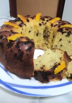 Una foto de Bizcocho con fideos de chocolate y naranja confitada!!