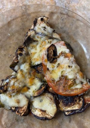 Una foto de Pizza keto de berenjenas y zapallitos