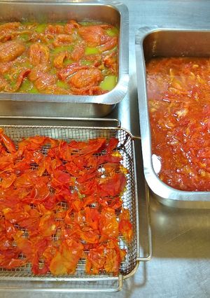 Una foto de 1 tomate 3 preparaciones
