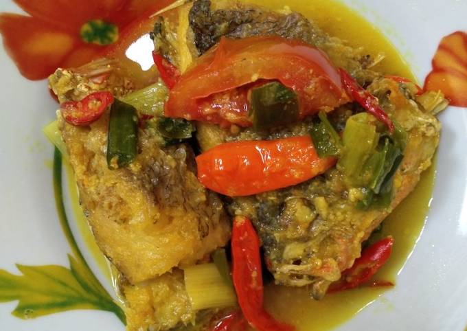 Pesmol Ikan Ekor Kuning