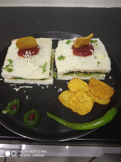 સમોસા સેન્ડવીચ (Samosa Sandwich Recipe in Gujarati) રેસીપી મુખ્ય ફોટો