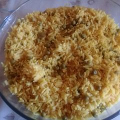 A picture of Rice with frozen peas.