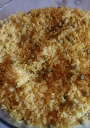 A picture of Rice with frozen peas.