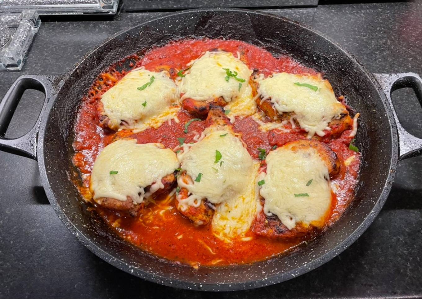 MOZZARELLA CHICKEN IN TOMATO SAUCE: