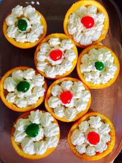Una foto de Naranjas Rellenas de cookie cream