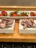Straccetti di pollo marinato in vino rosso e cotto su mattonella di sale di Cervia