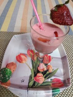 स्ट्रॉबेरी शेक (Strawberry shake recipe in hindi) रेसिपी मुख्य फोटो