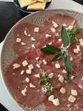 Carpaccio de vacuno con salsita de limón y parmesano