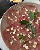 Carpaccio de vacuno con salsita de limón y parmesano
