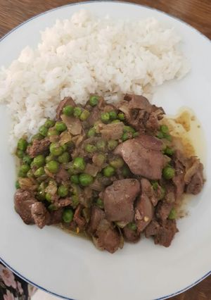 Csirkemáj borsóval recept fotója