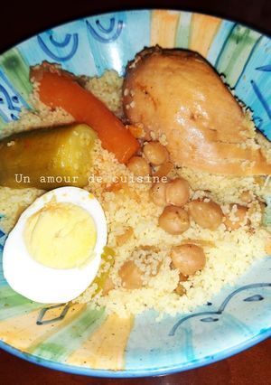 Une photo de Couscous poulet légumes œufs durs et raisins secs sauce rouge🥣