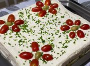 Una foto de torta de migas