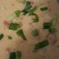 A picture of Creamy cheesey potatoe bacon soup.