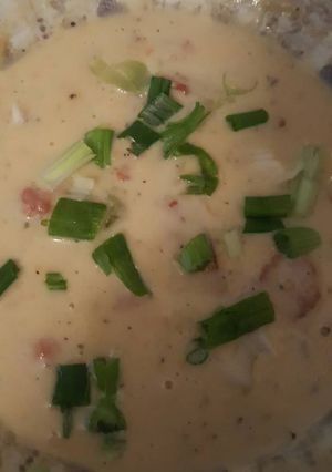 A picture of Creamy cheesey potatoe bacon soup.