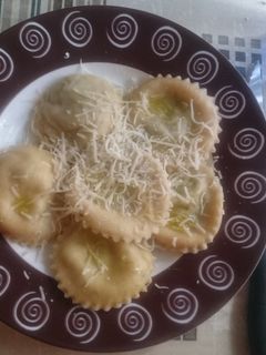 Una foto de Raviolis rellenos de espinacas y ricotta 