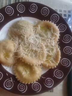 Una foto de Raviolis rellenos de espinacas y ricotta