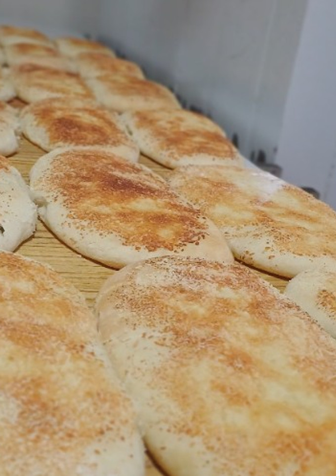 Una foto de Panes de lomos con queso gratinado