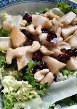 Foto principal de Escarola, pera, queso tierno de cabra, anacardos y arándanos