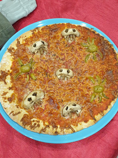 Una foto de Pizza calaveras y arañas