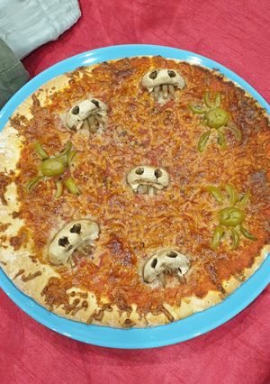 Una foto de Pizza calaveras y arañas