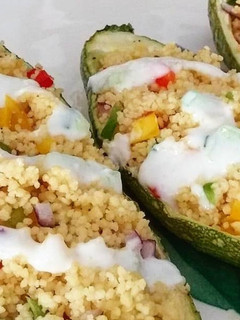 Una foto de Calabacines rellenos de cuscús con pollo y uvas asadas
