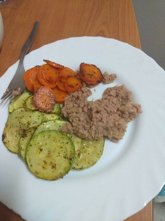 Una foto de Ensalada de calabacín y zanahoria a la plancha con atún