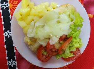 Una foto de Arrollados de pollo con ensaladas varias y postre para esperar el nuevo año