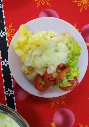 Una foto de Arrollados de pollo con ensaladas varias y postre para esperar el nuevo año