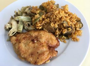 Una foto de Milanesa de Pollo con Arroz y Alcauciles