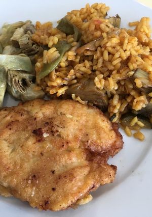 Una foto de Milanesa de Pollo con Arroz y Alcauciles