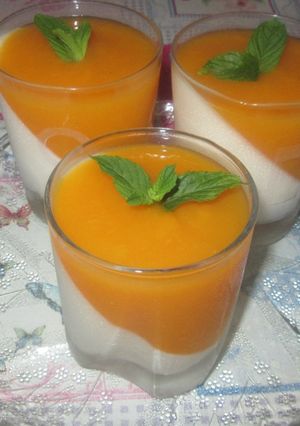 O poză a rețetei Panna Cotta la pahar cu piure de piersici.